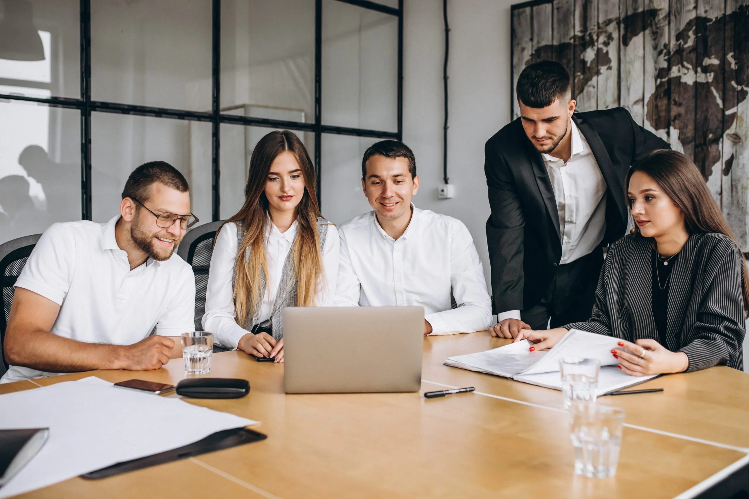 Equipe reunida discutindo planejamento e indicadores no escritório